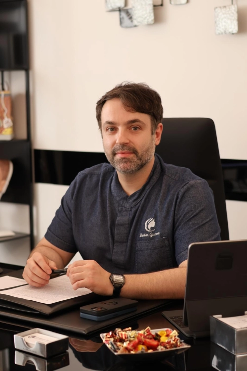 Quando i capelli cambiano stagione: il Dottor Cristiano Guerra spiega perché in autunno e primavera aumenta la caduta e come intervenire in modo corre