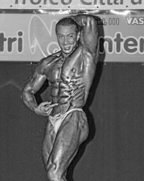 Braccia d’acciaio e petto scolpito: la precisione sartoriale di Massimo Alparone, Il Sarto del Fitness